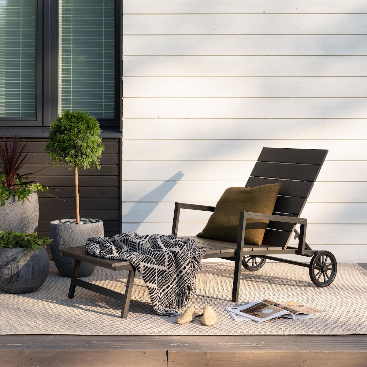 Saari aurinkotuoli tummanharmaa