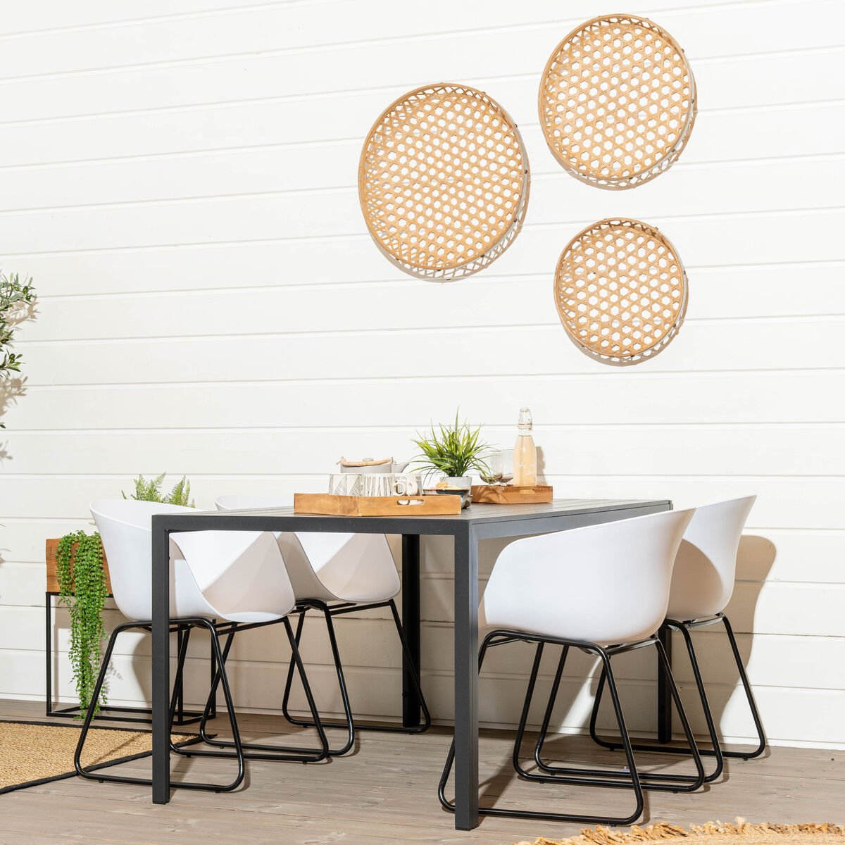 Saarni-Seattle 4-hengen ruokailuryhmä käsinojilla, musta/valkoinen