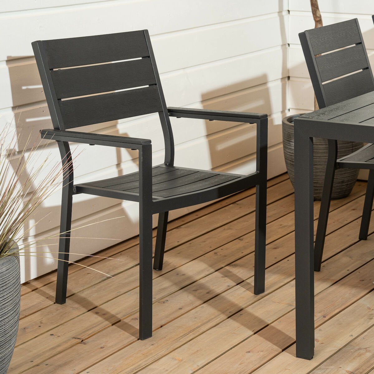 Saarni aintwood tuoli musta