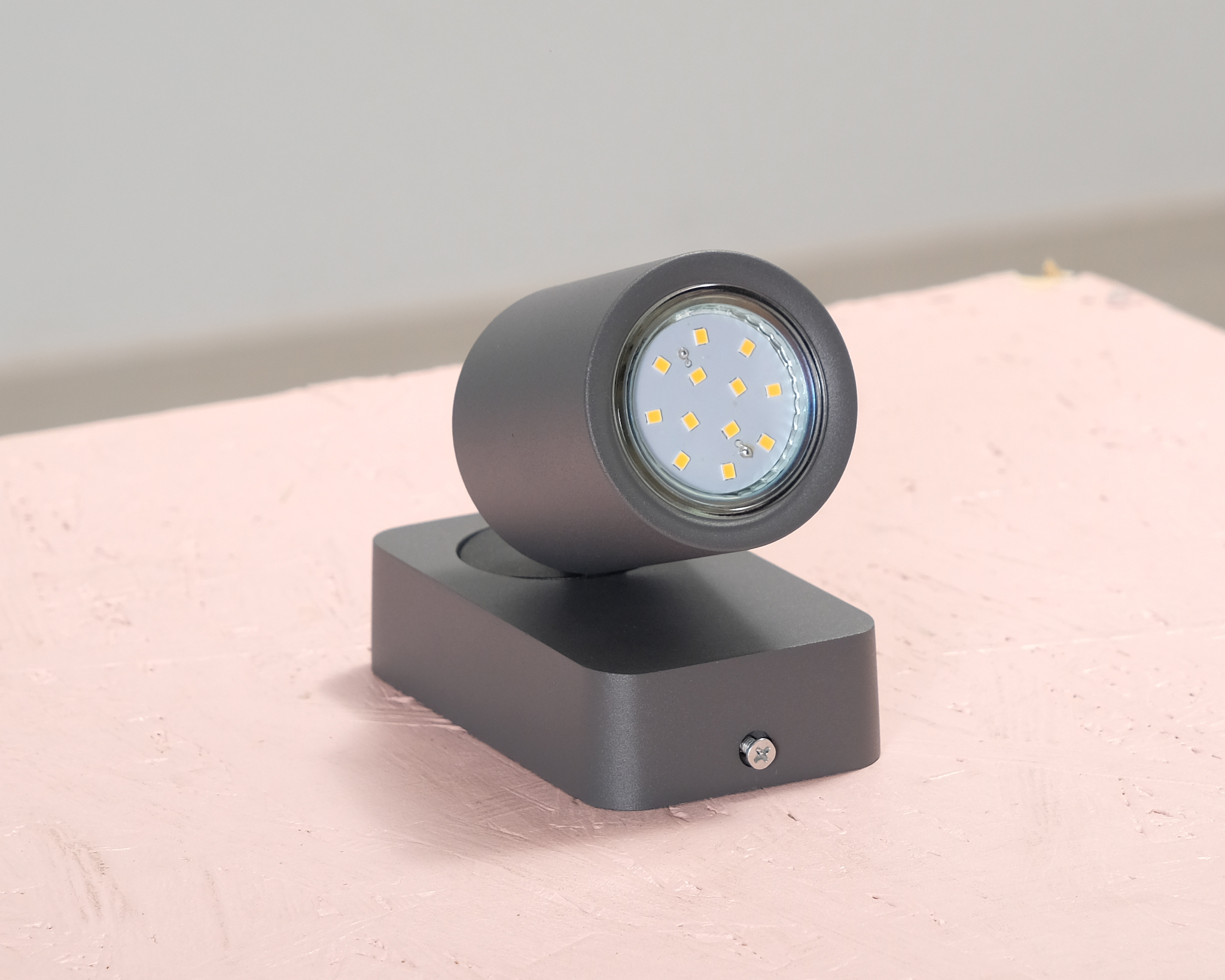 Seinävalaisin musta