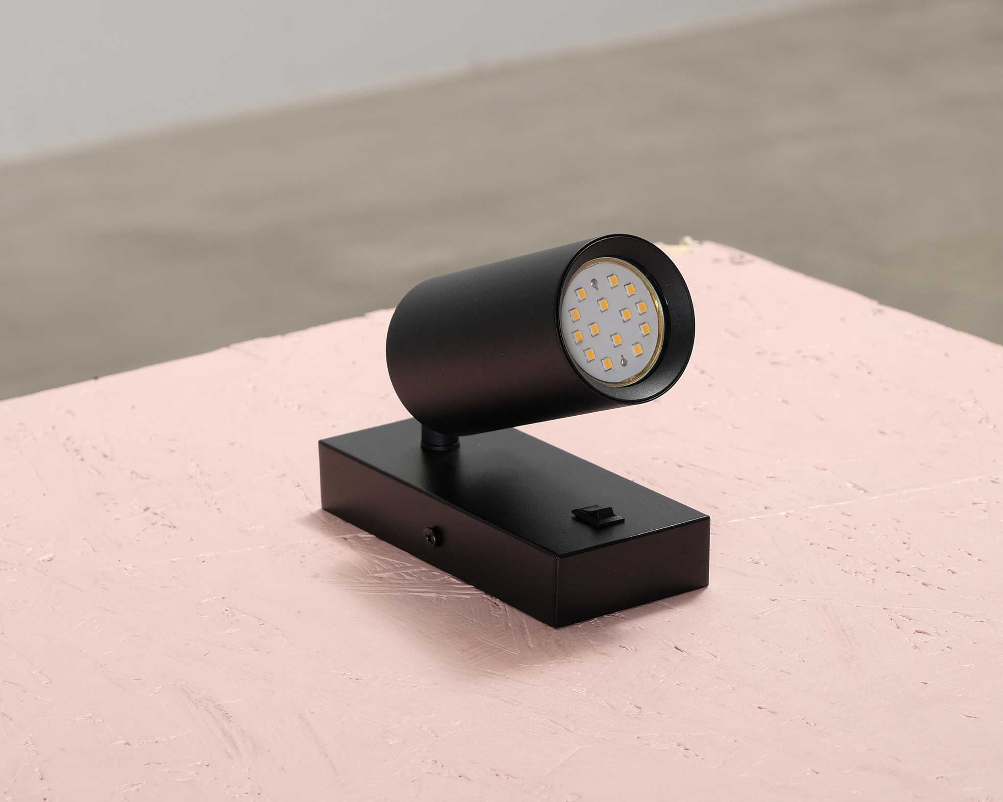 Seinävalaisin musta