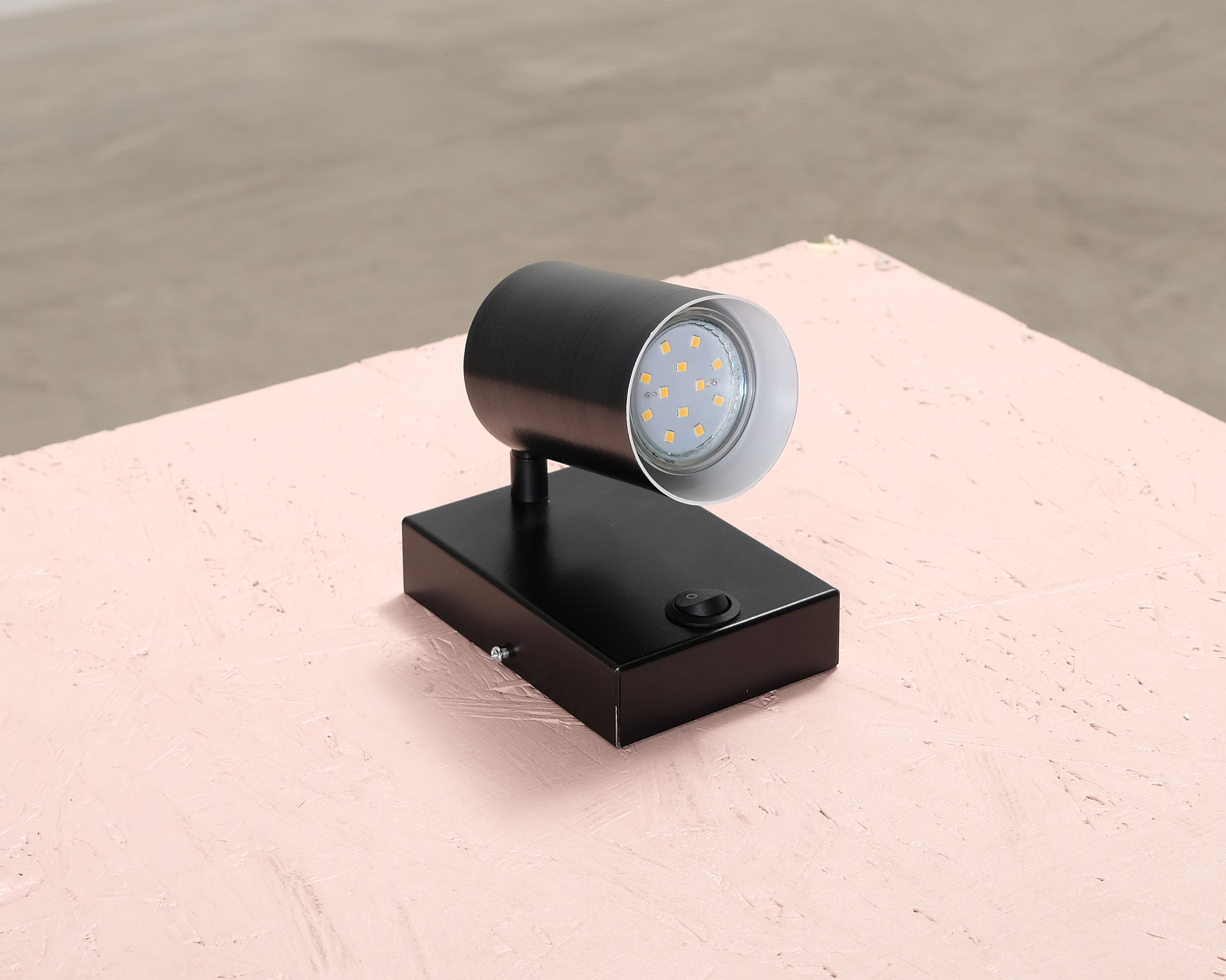 Seinävalaisin musta